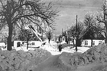 Göhrener Straße in Deinsiedl (Mnisek) im Winter 1938