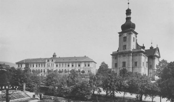 Schule und Wallfahrtskirche von Obergeorgenthal